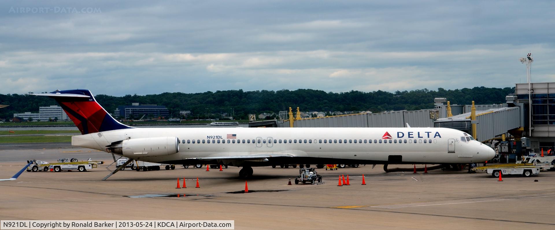 N921DL, 1988 McDonnell Douglas MD-88 C/N 49645, Gate 19 DCA