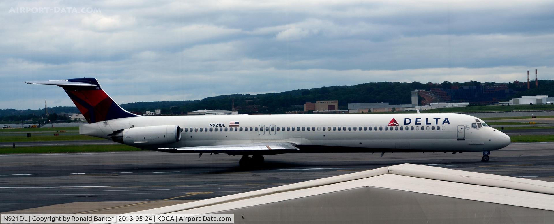 N921DL, 1988 McDonnell Douglas MD-88 C/N 49645, Taxi DCA