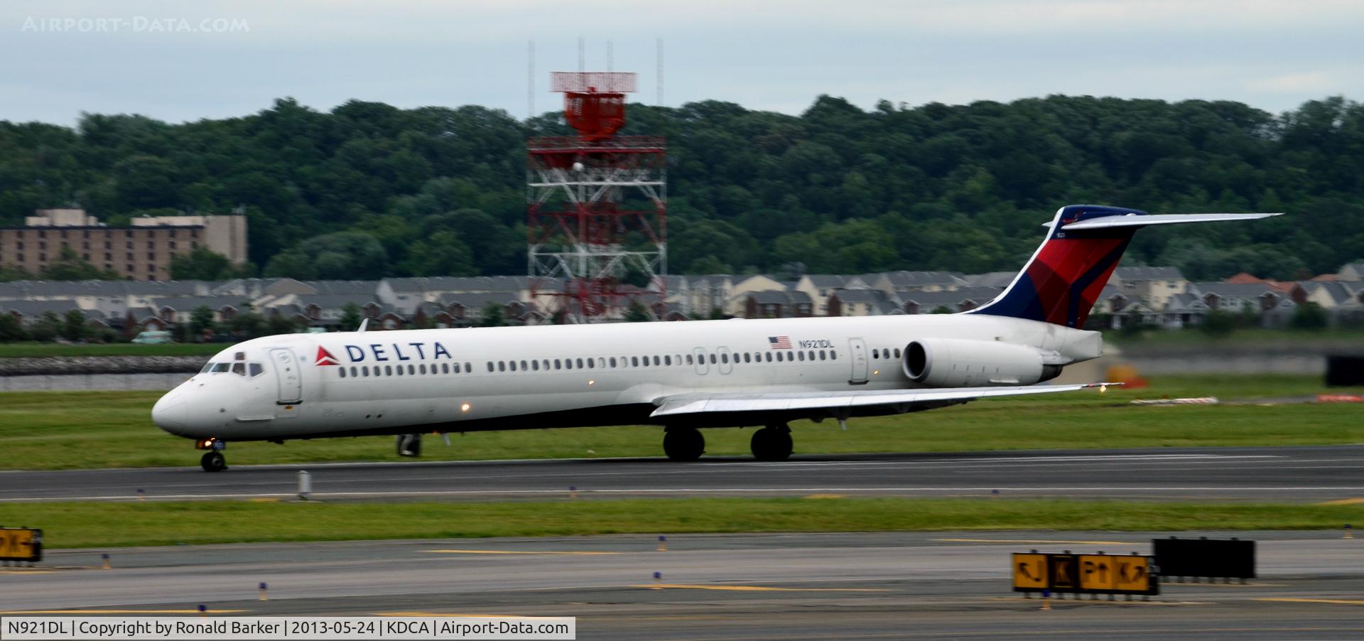 N921DL, 1988 McDonnell Douglas MD-88 C/N 49645, Takeoff DCA
