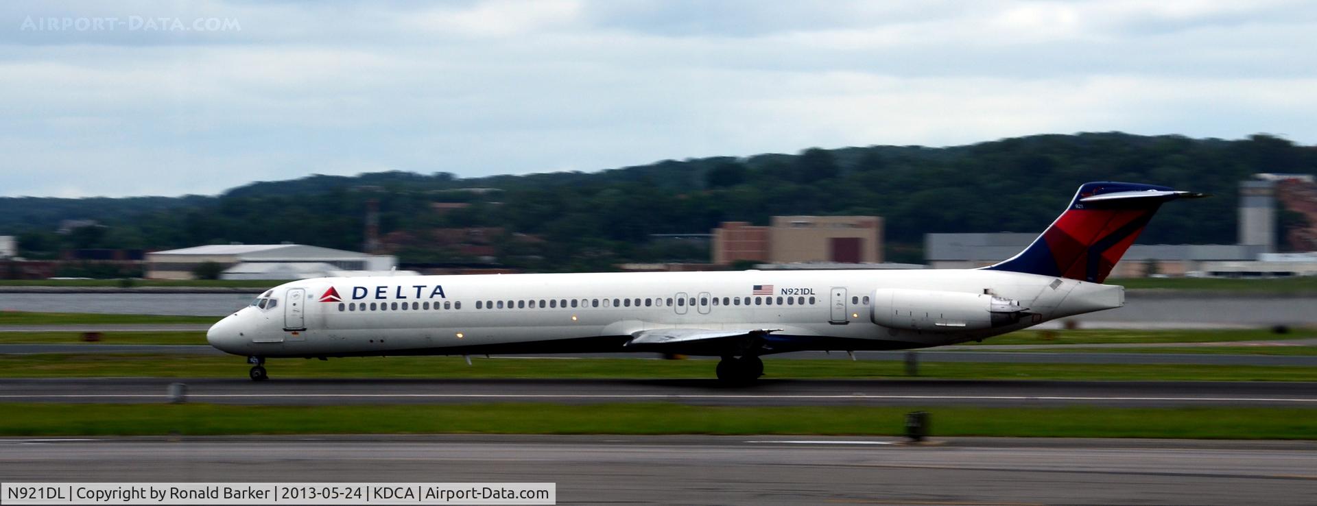 N921DL, 1988 McDonnell Douglas MD-88 C/N 49645, Takeoff roll DCA