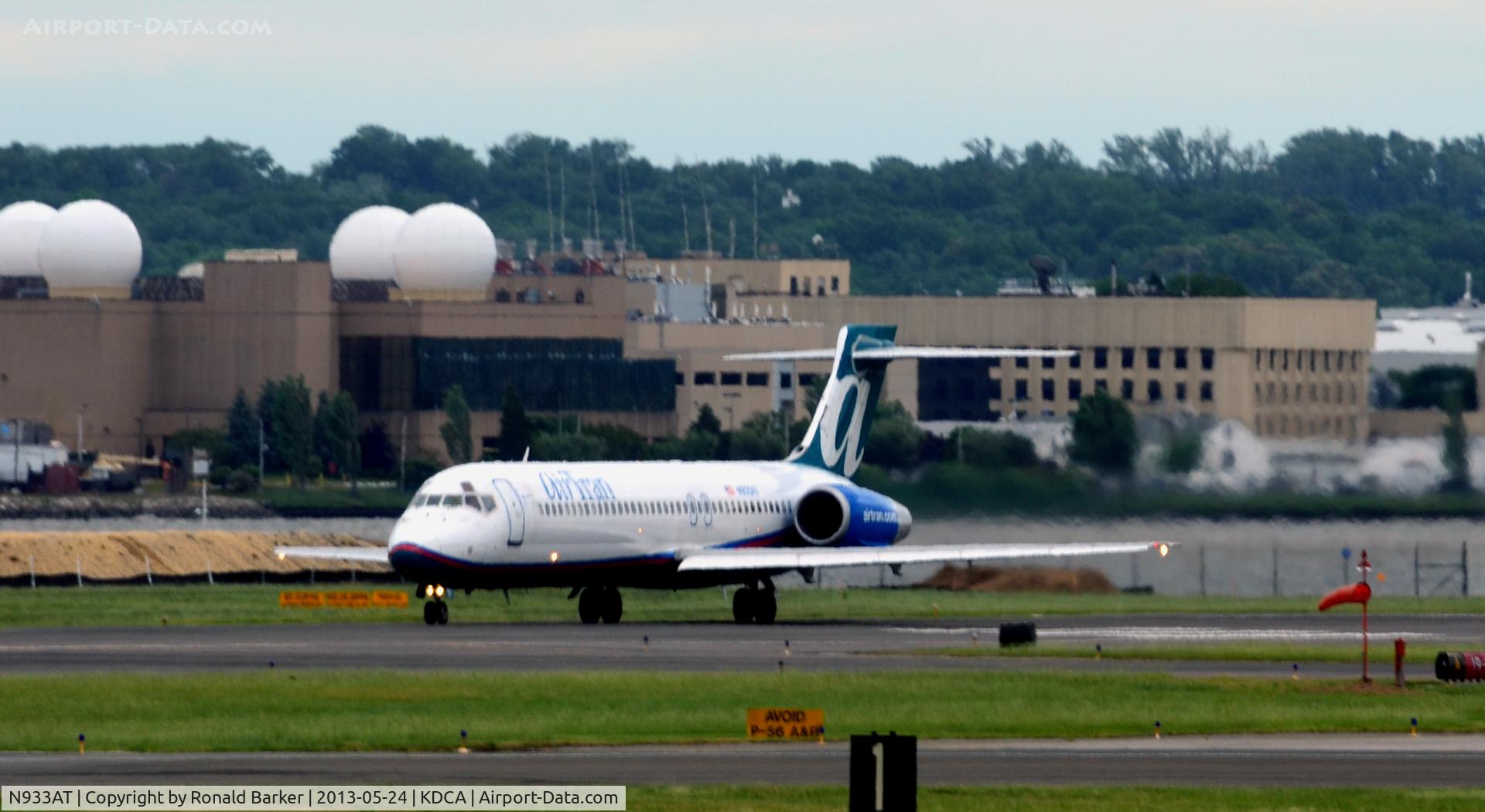 N933AT, 2000 Boeing 717-200 C/N 55071, Takeoff DCA