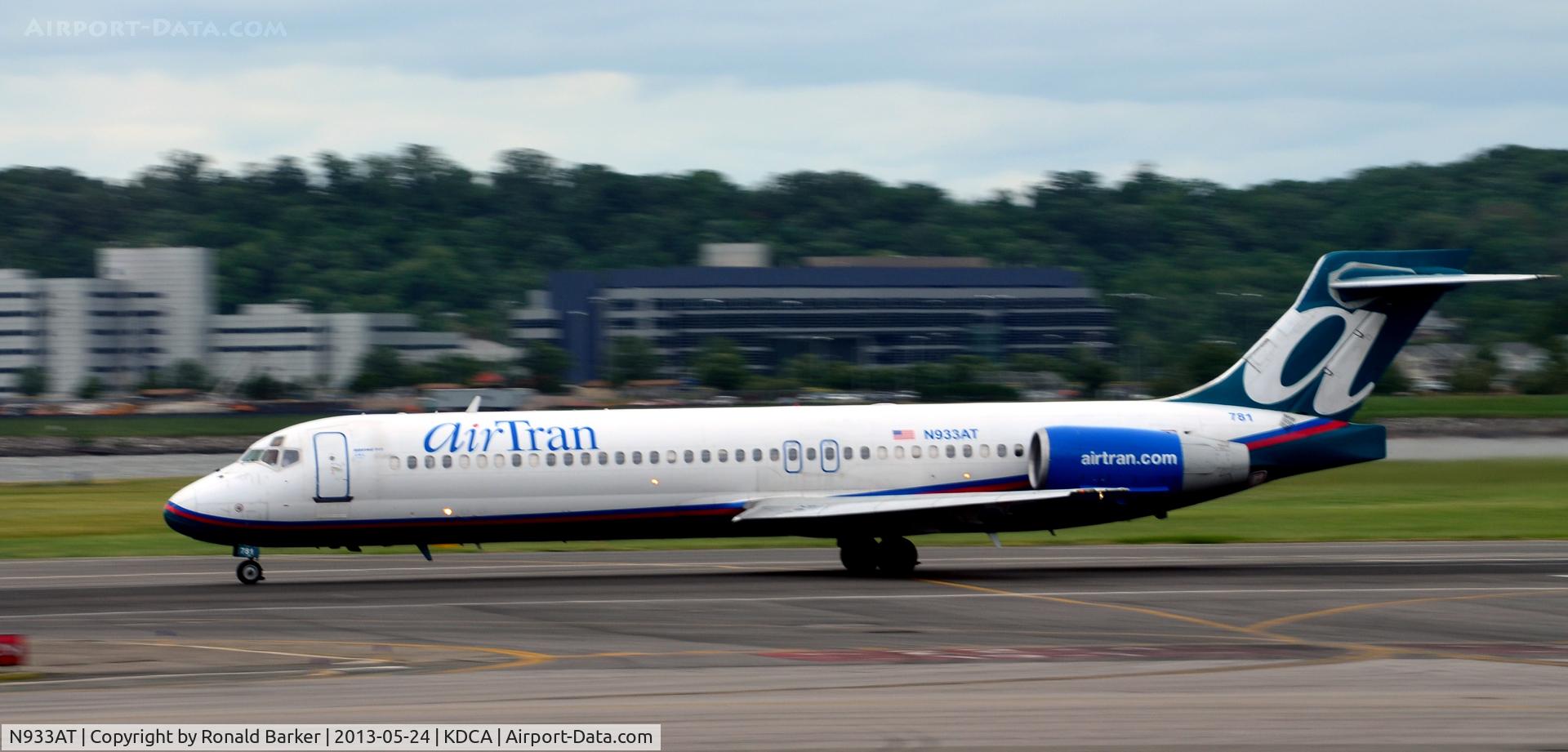 N933AT, 2000 Boeing 717-200 C/N 55071, Takeoff roll DCA