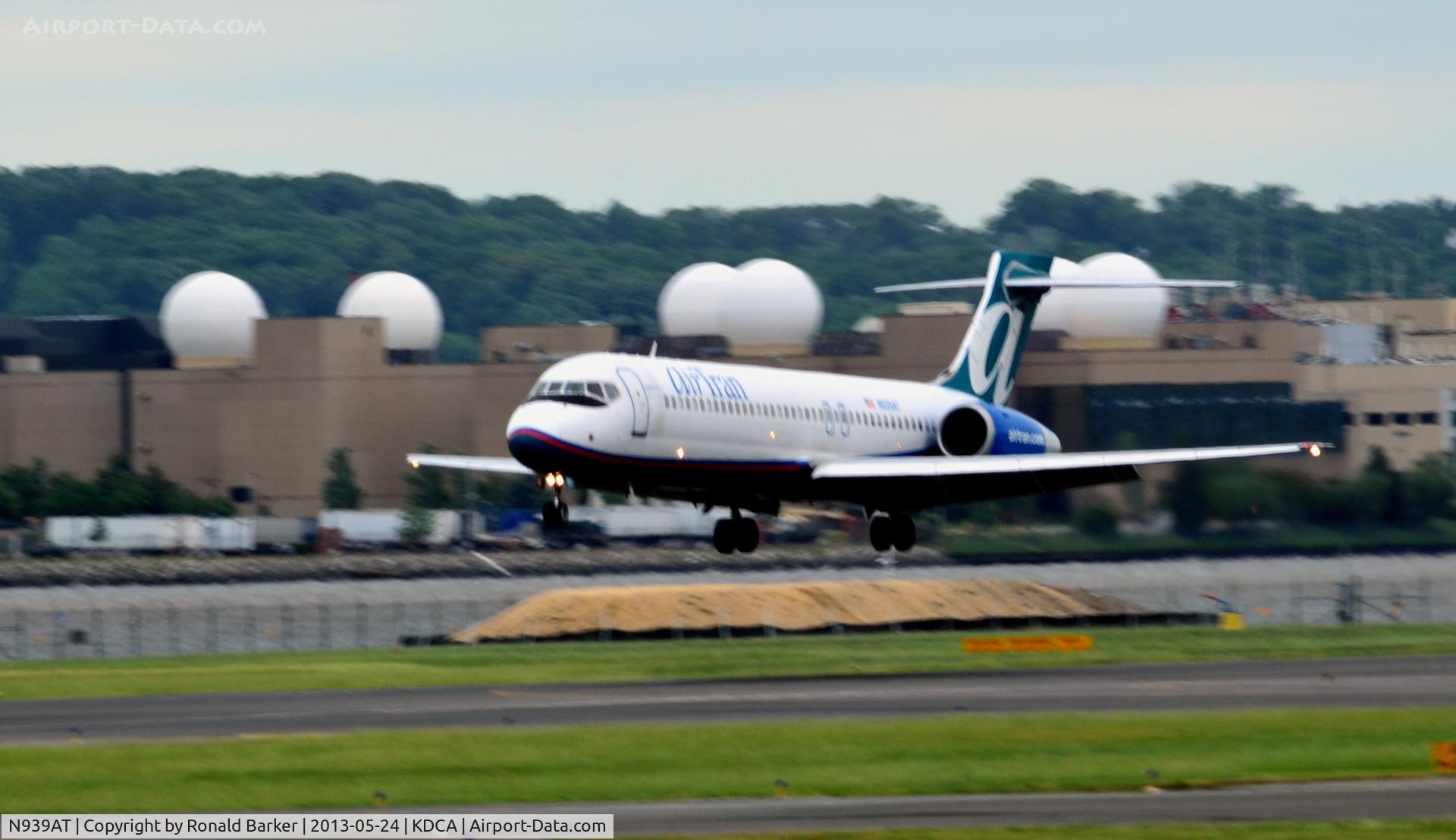 N939AT, 2006 Boeing 717-200 C/N 55099, Approach to DCA