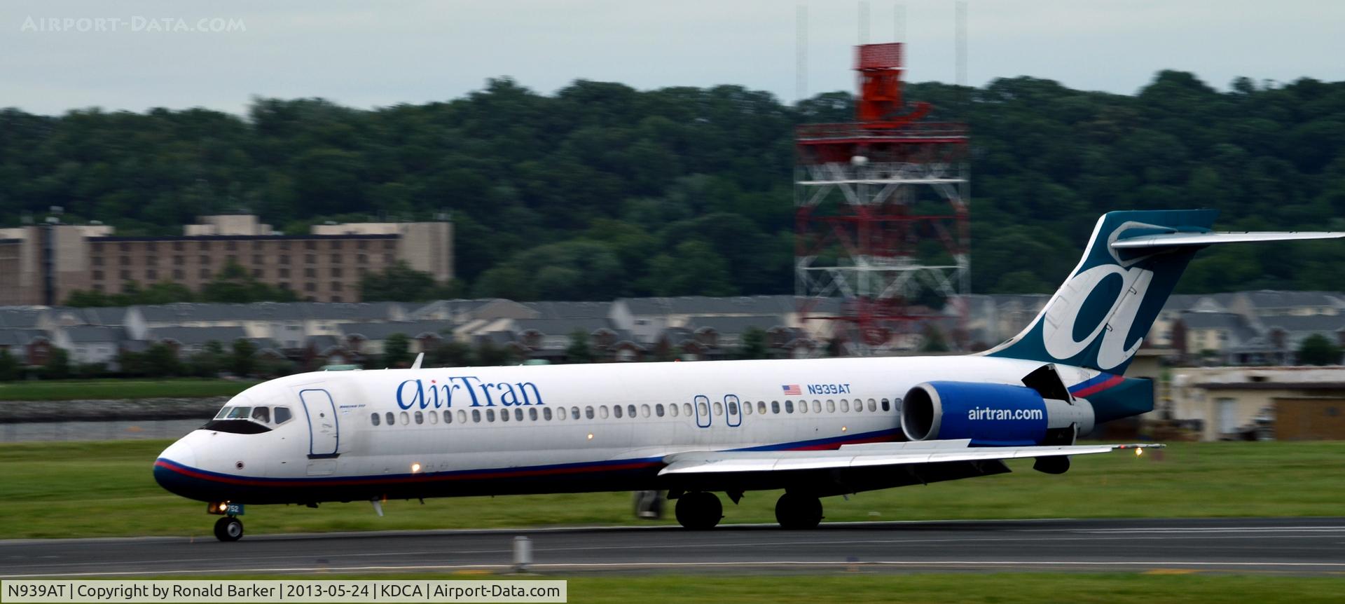 N939AT, 2006 Boeing 717-200 C/N 55099, Landing DCA check the thrust reversers