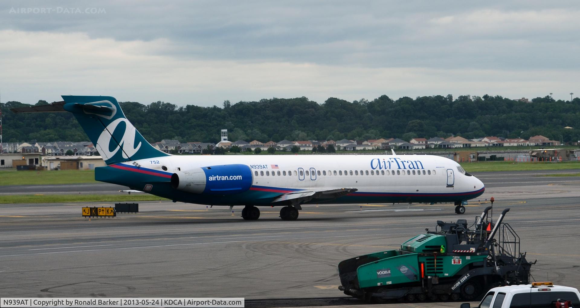 N939AT, 2006 Boeing 717-200 C/N 55099, Taxi DCA