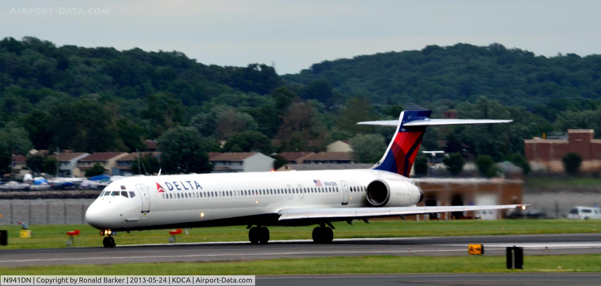 N941DN, 1997 McDonnell Douglas MD-90-30 C/N 53555, Takeoff DCA