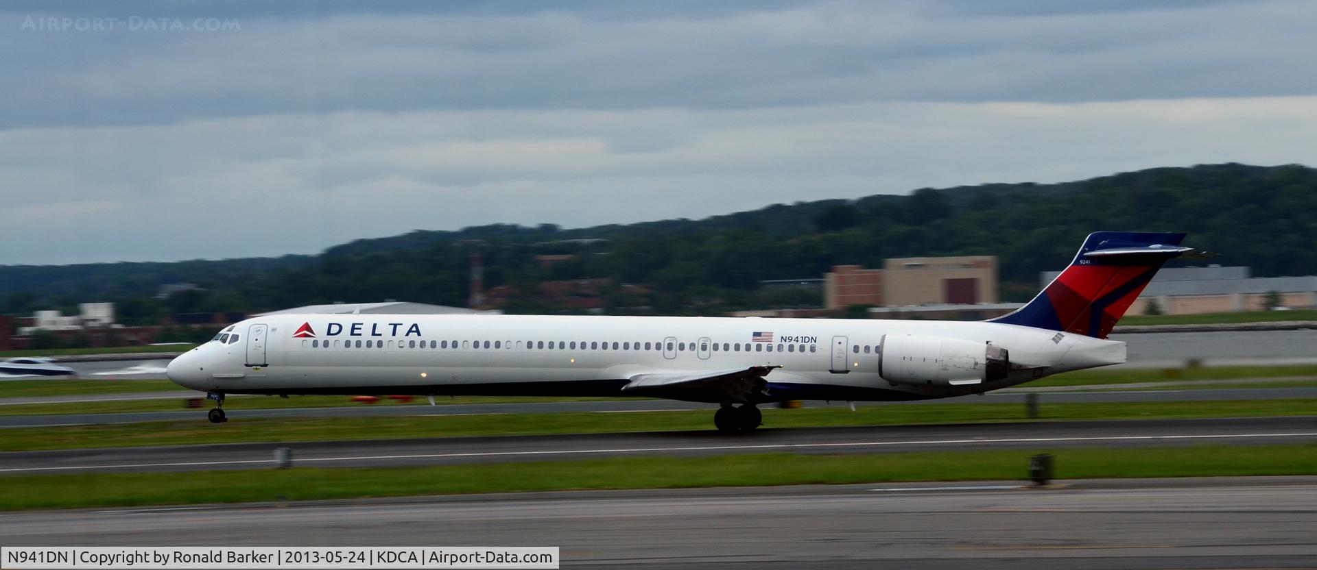N941DN, 1997 McDonnell Douglas MD-90-30 C/N 53555, Nose wheel lift off DCA