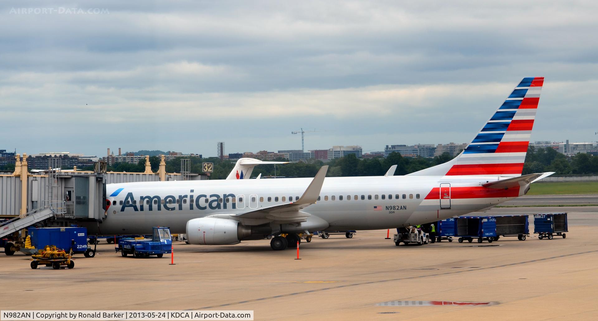 N982AN, 2009 Boeing 737-823 C/N 31067, Gate 30 DCA