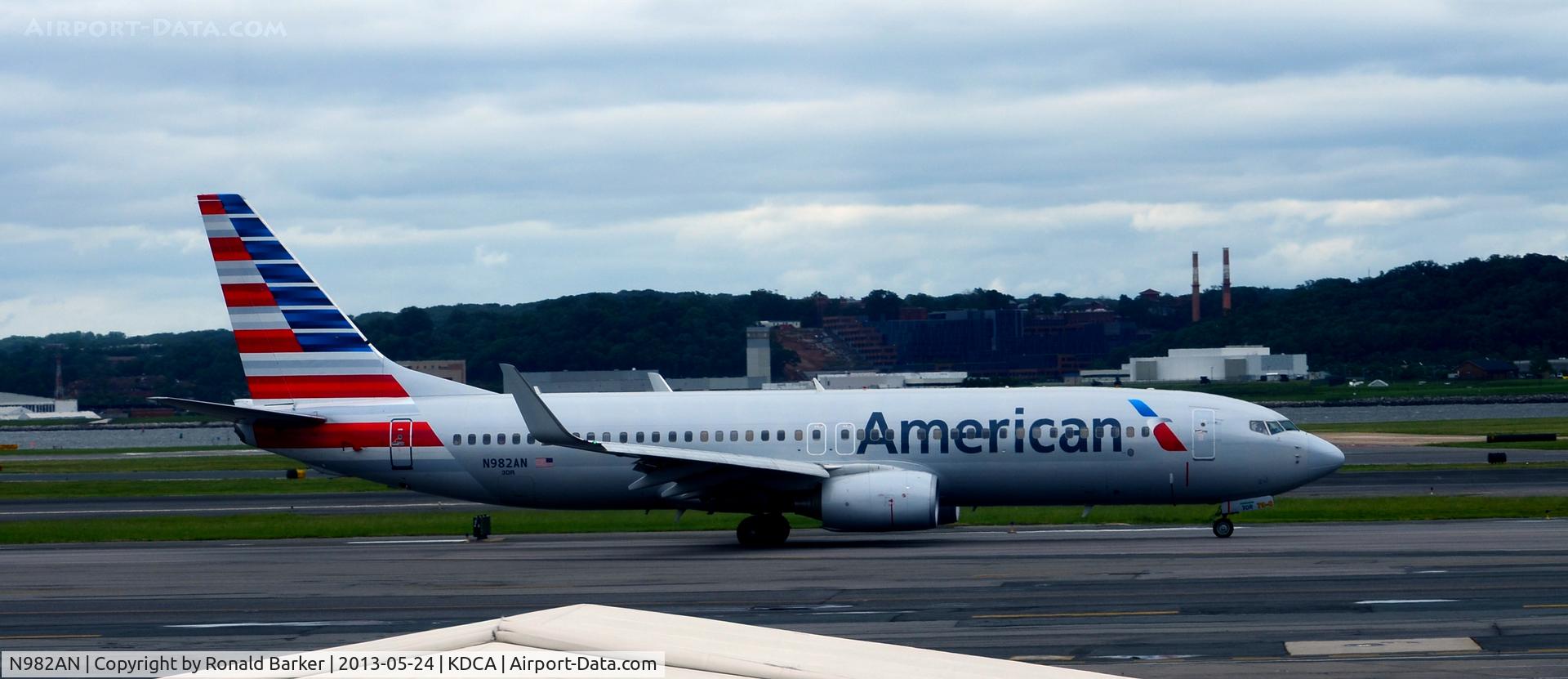 N982AN, 2009 Boeing 737-823 C/N 31067, Taxi DCA 