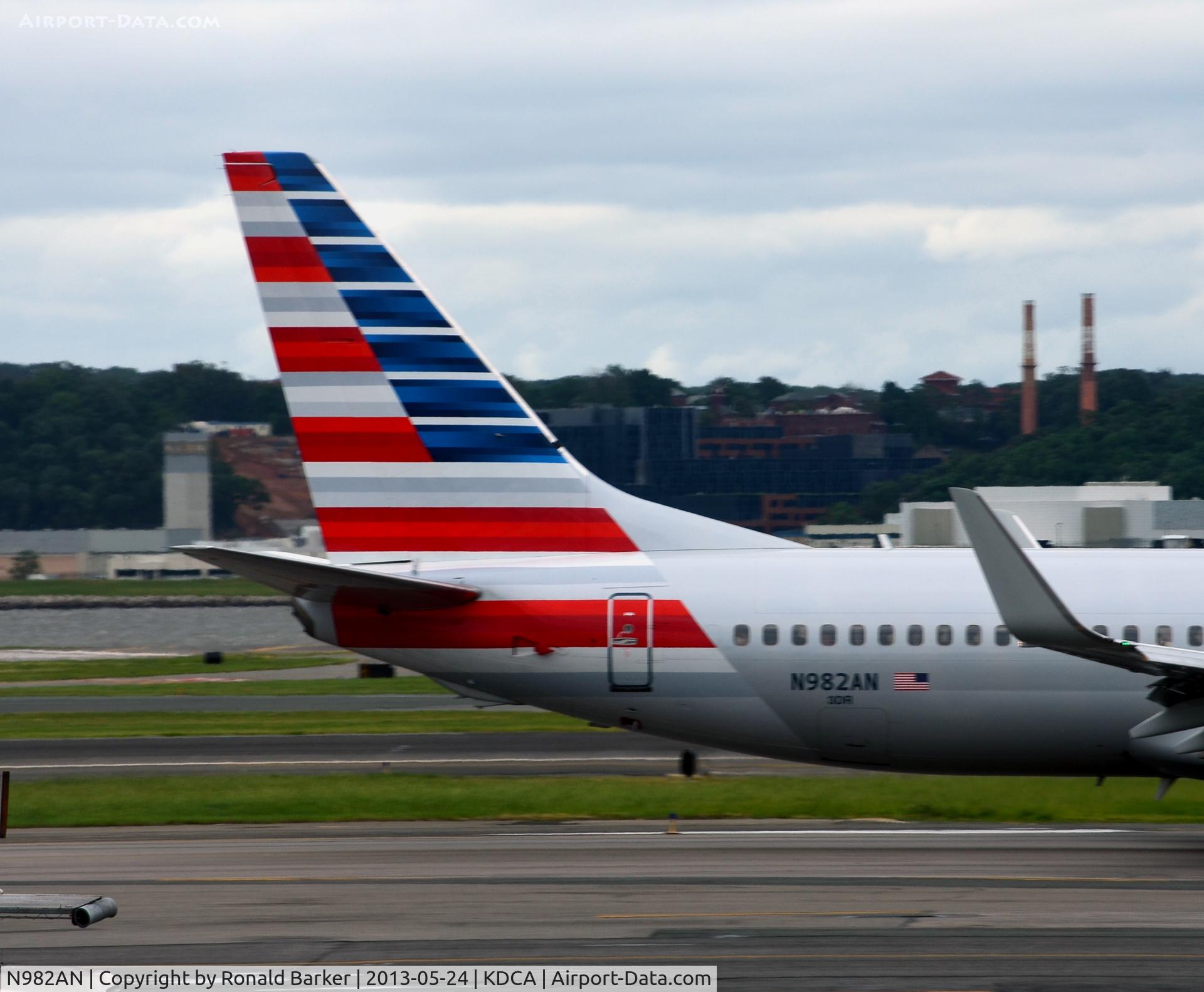 N982AN, 2009 Boeing 737-823 C/N 31067, Taxi DCA   New paint style