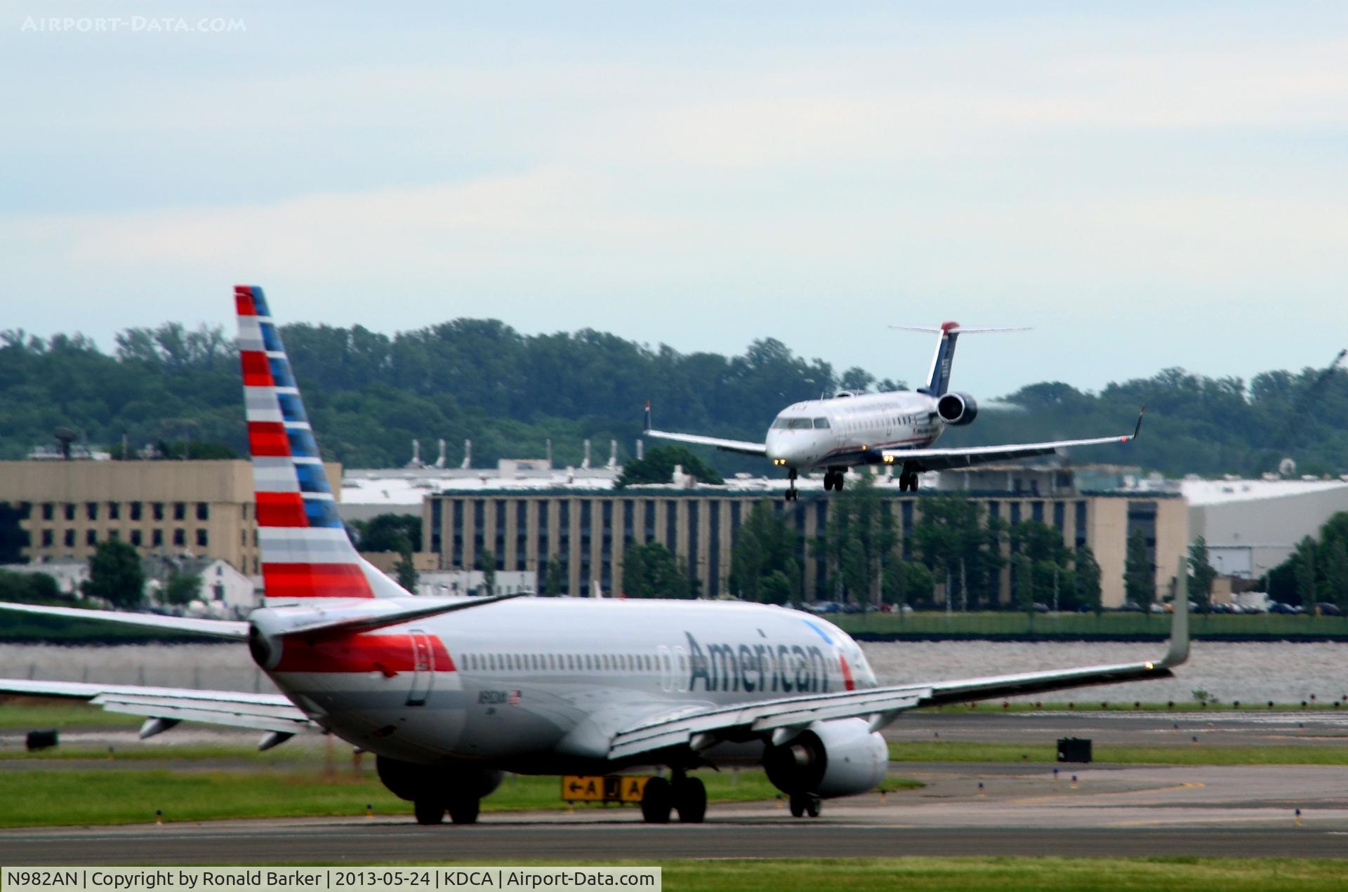 N982AN, 2009 Boeing 737-823 C/N 31067, Taxi DCA