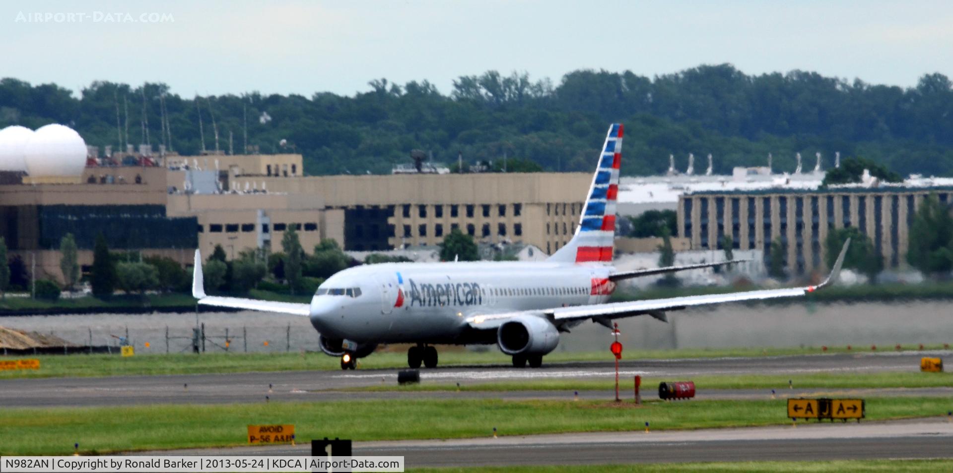 N982AN, 2009 Boeing 737-823 C/N 31067, Takeoff DCA