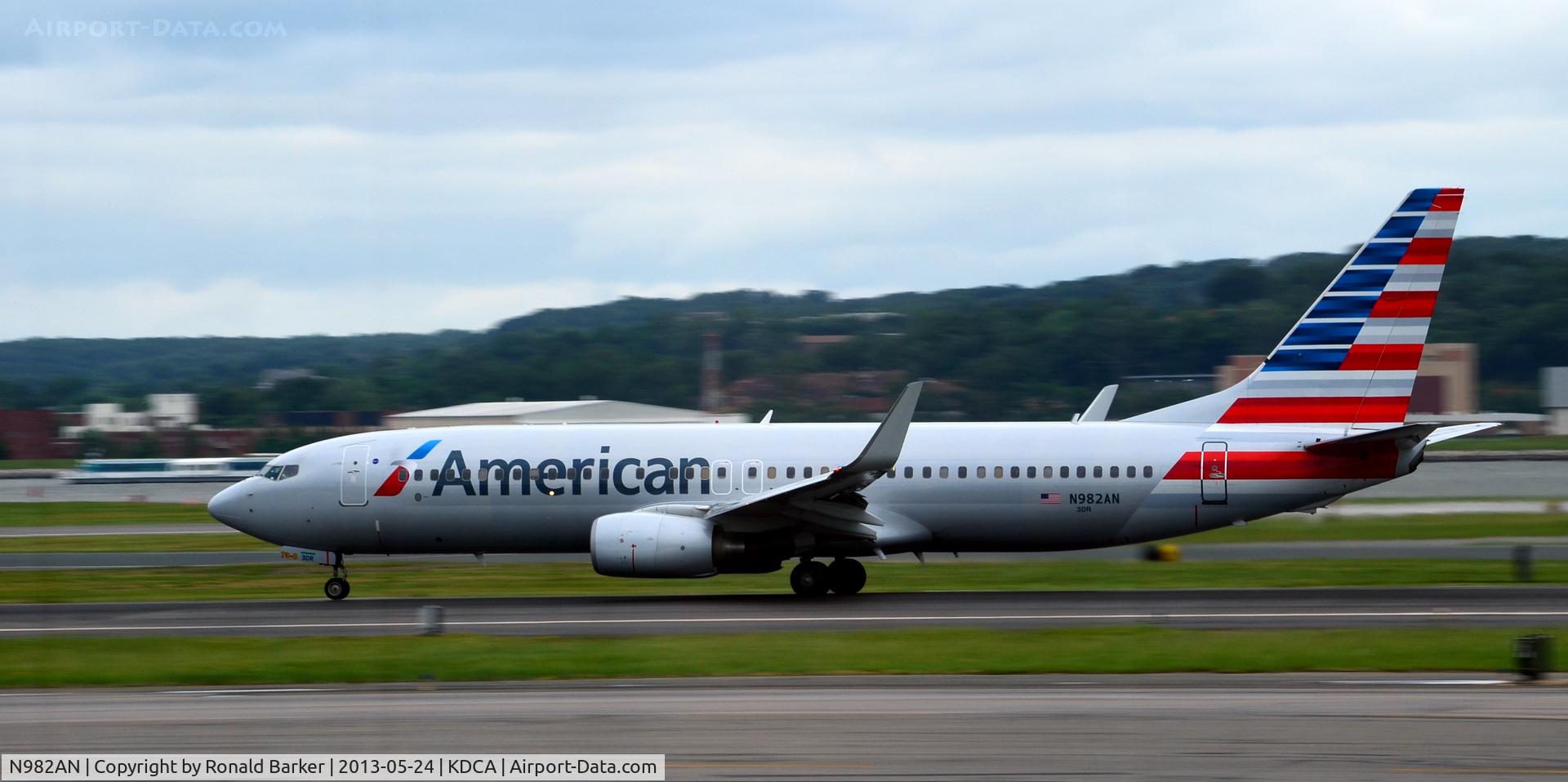 N982AN, 2009 Boeing 737-823 C/N 31067, Takeoff DCA