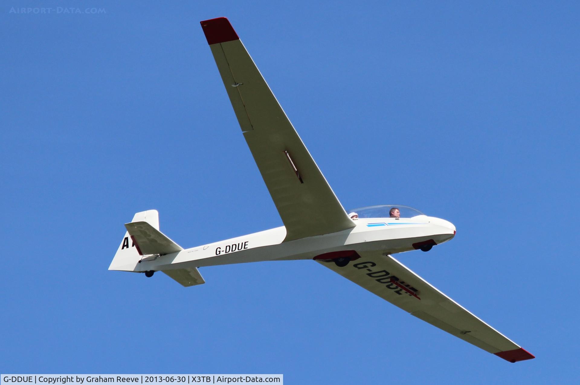 G-DDUE, Schleicher ASK-13 C/N 13591, Coming into land at Tibenham.