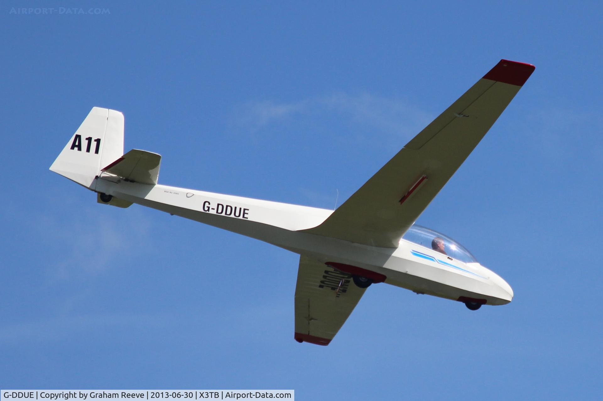 G-DDUE, Schleicher ASK-13 C/N 13591, Coming into land at Tibenham.