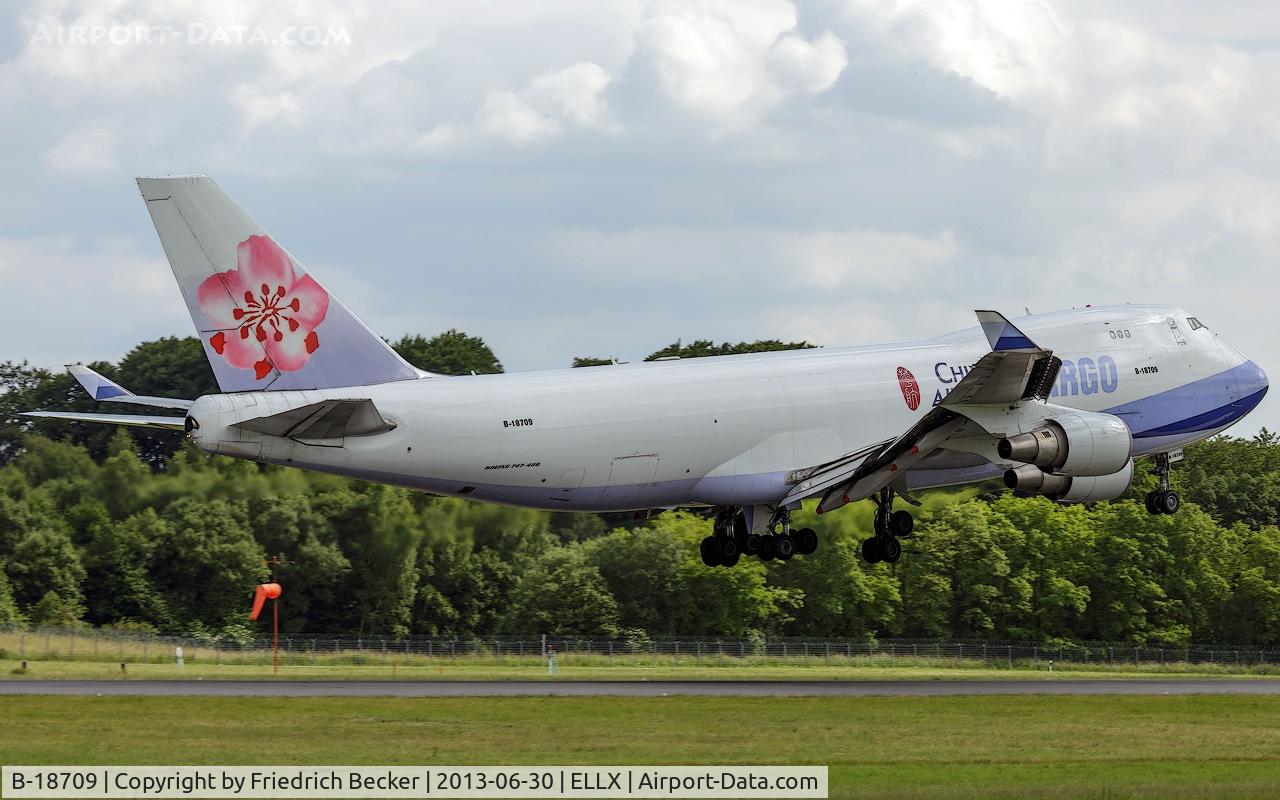 B-18709, 2002 Boeing 747-409F/SCD C/N 30766, short final RW24