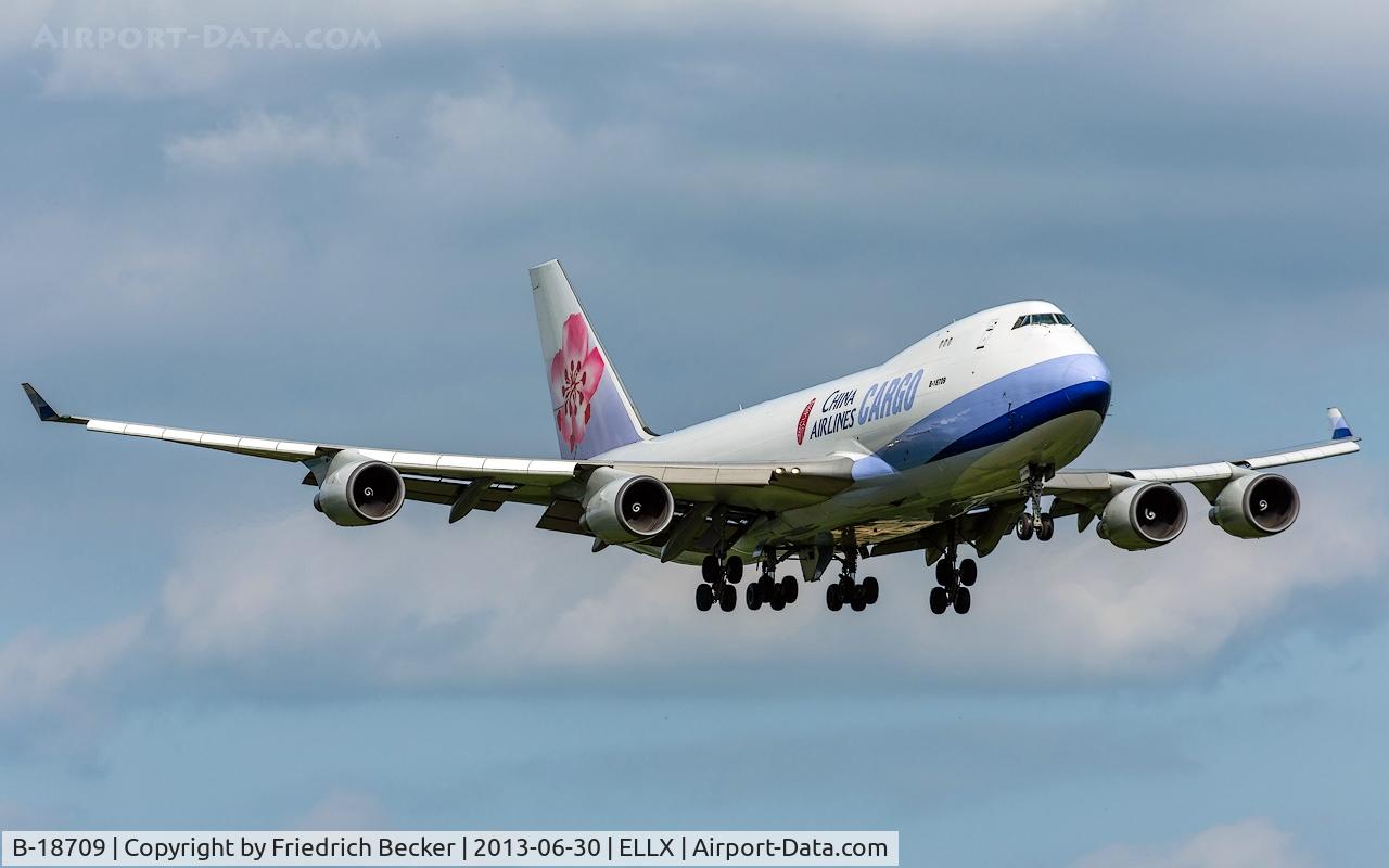 B-18709, 2002 Boeing 747-409F/SCD C/N 30766, on final RW24