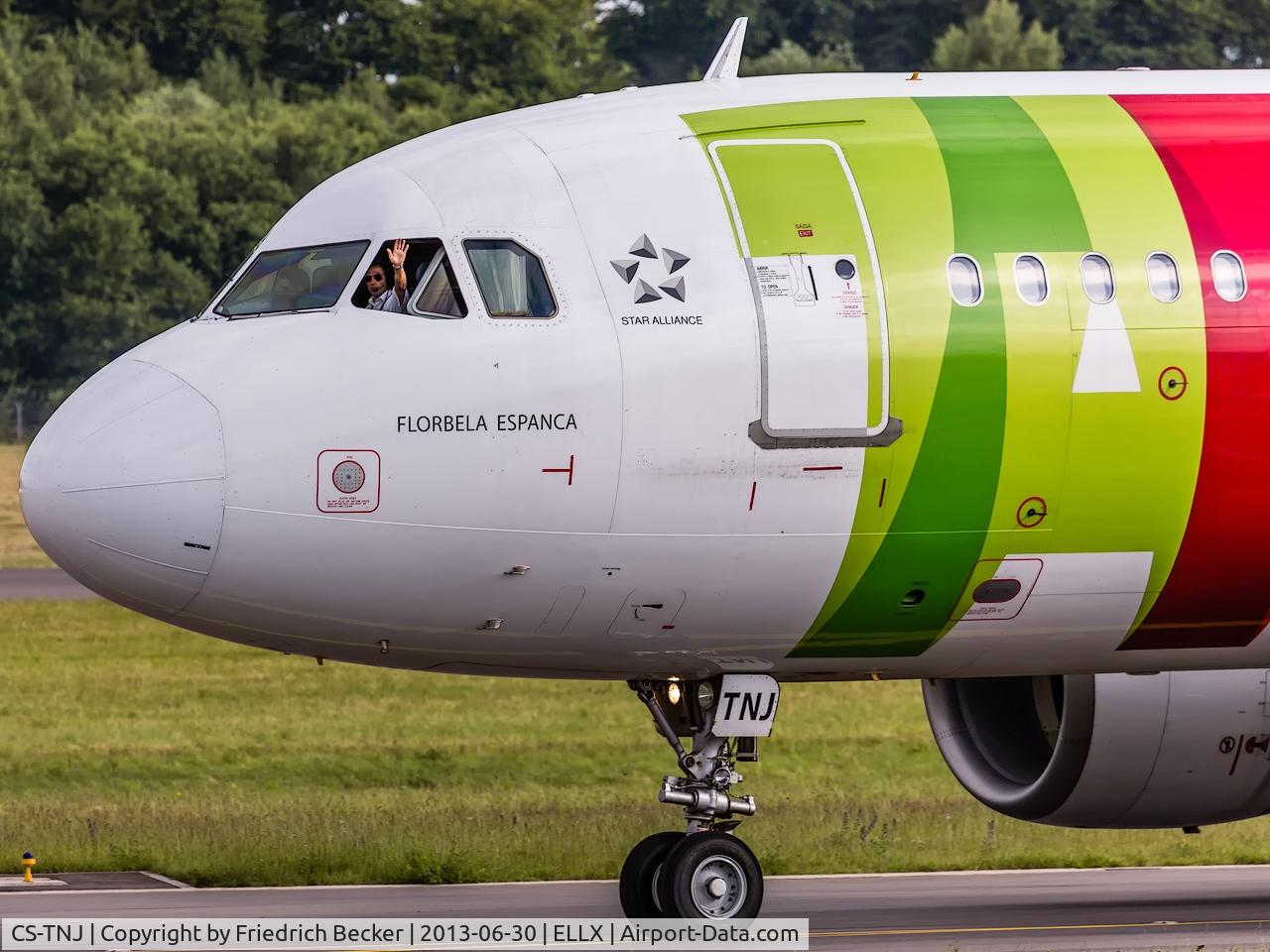 CS-TNJ, 2000 Airbus A320-214 C/N 1181, taxying to the holding point RW24