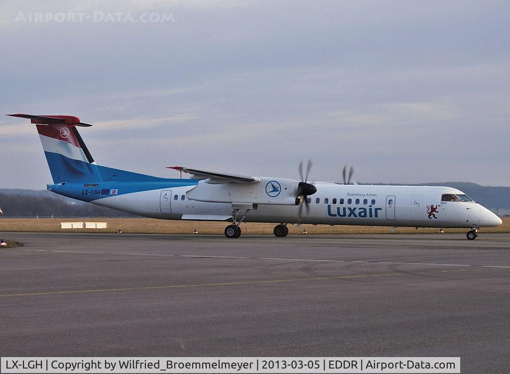 LX-LGH, 2012 Bombardier DHC-8-402Q Dash 8 Dash 8 C/N 4420, Taxiing in to the apron.