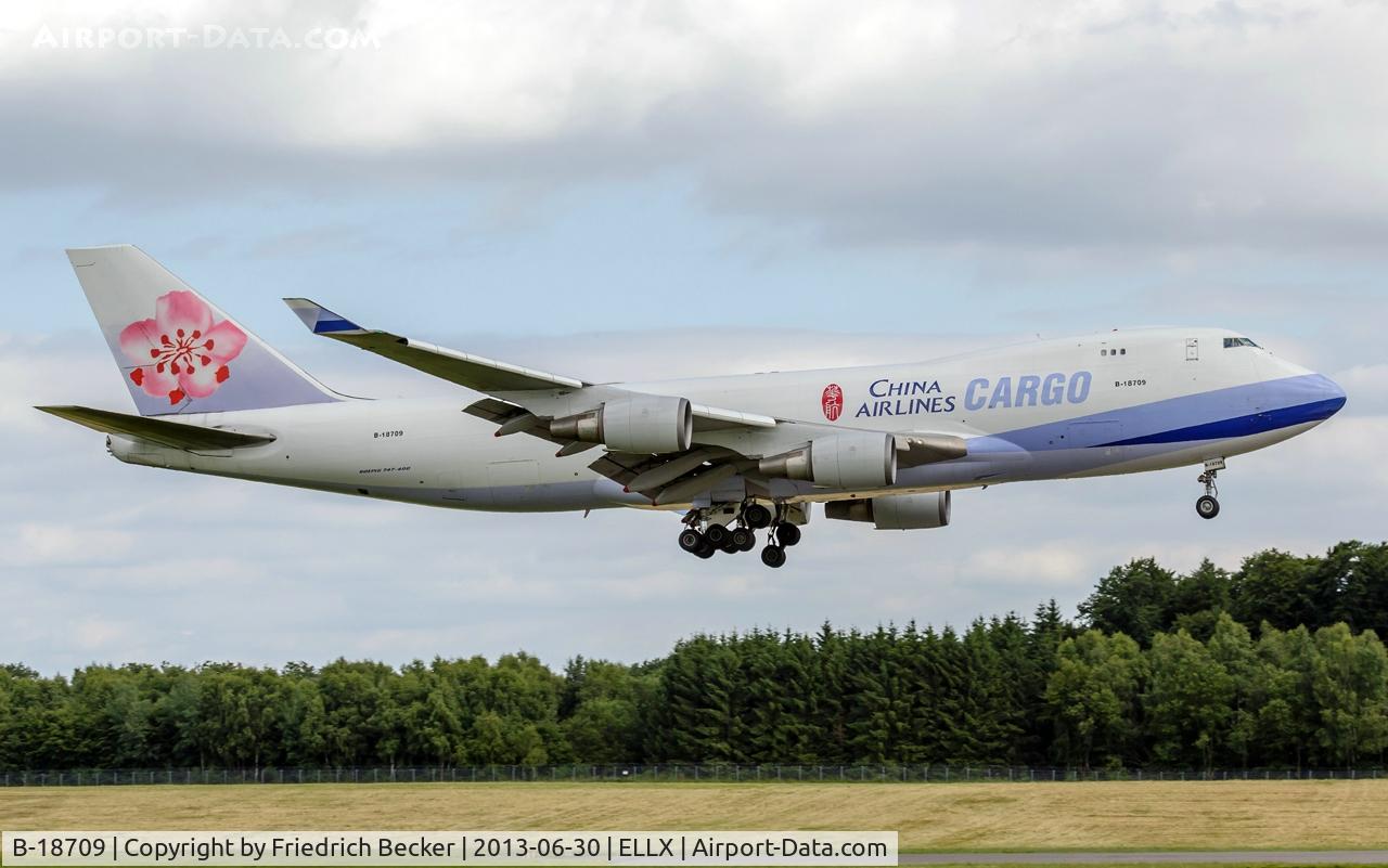 B-18709, 2002 Boeing 747-409F/SCD C/N 30766, on final RW24