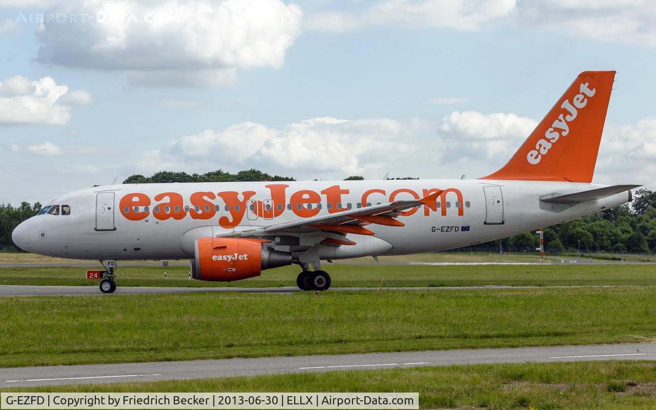 G-EZFD, 2009 Airbus A319-111 C/N 3810, taxying to the holding point