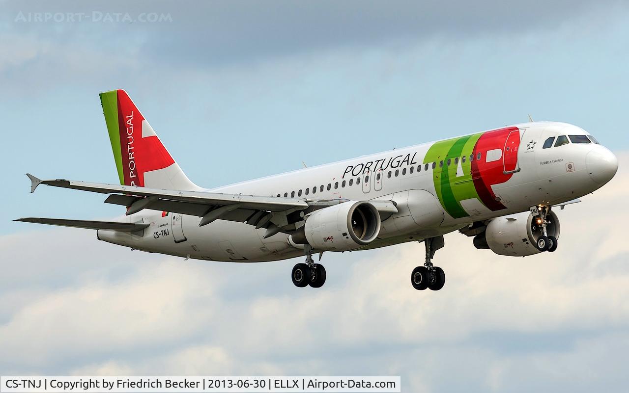 CS-TNJ, 2000 Airbus A320-214 C/N 1181, on final RW24