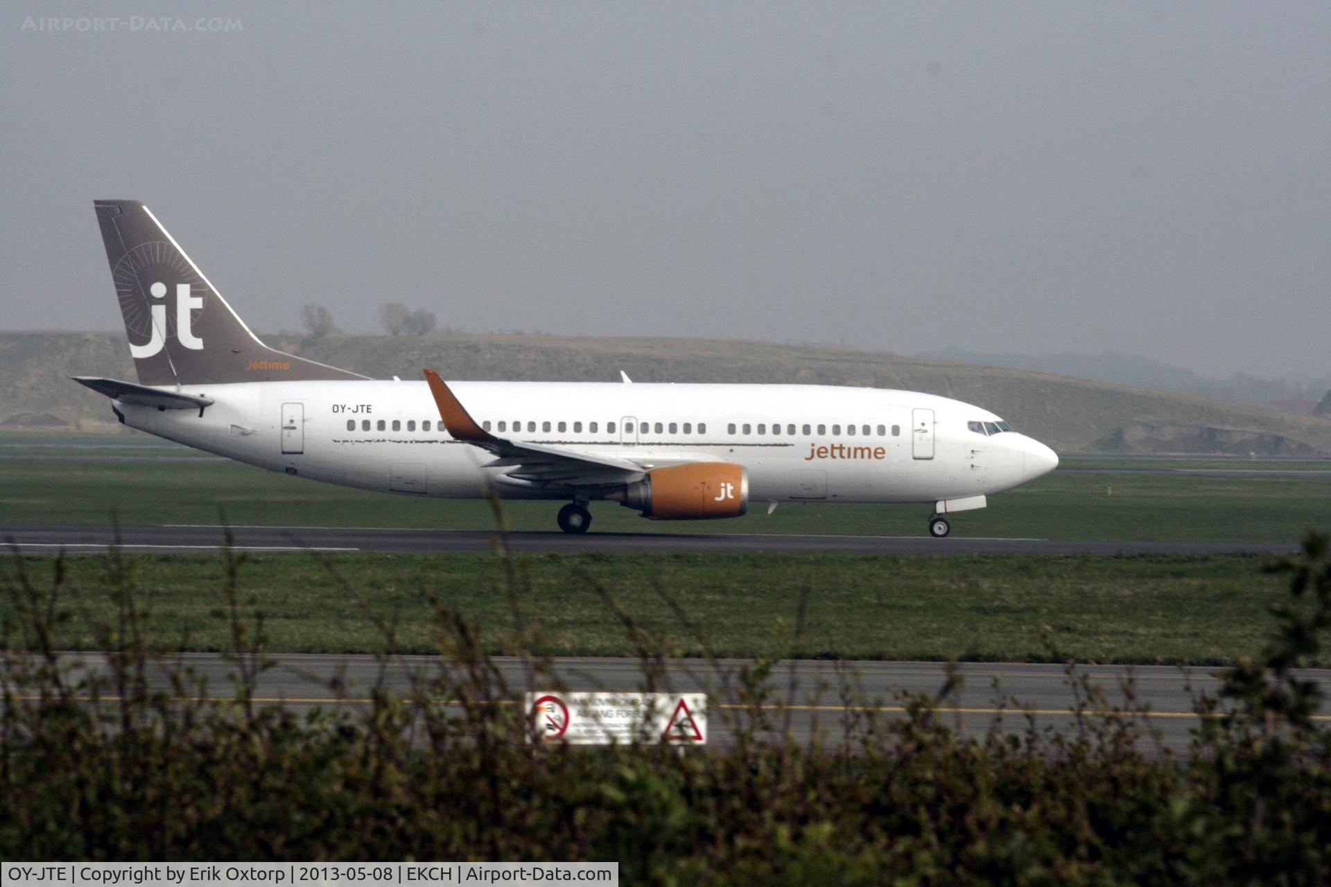 OY-JTE, 1995 Boeing 737-3L9 C/N 27834, OY-JTE taking off from rw 22R