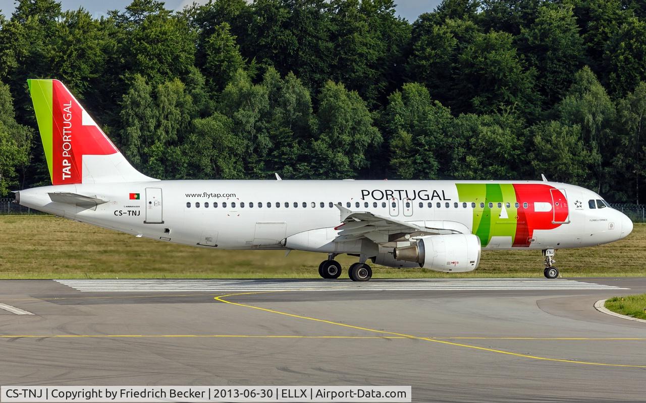 CS-TNJ, 2000 Airbus A320-214 C/N 1181, line up for departure