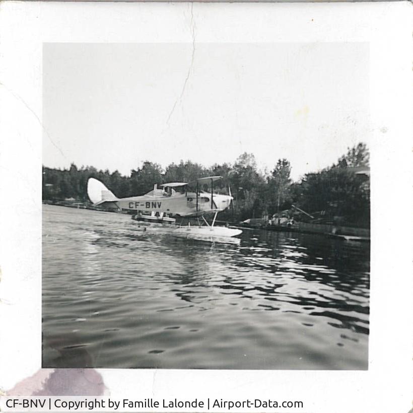 CF-BNV, De Havilland DH.83C Fox Moth C/N Not known CF-BNV, Un hydravion immatriculé CF-BNV sur un plan d'eau.
Number 549 printed on back of photo.
Format: 55mm x 55 mm