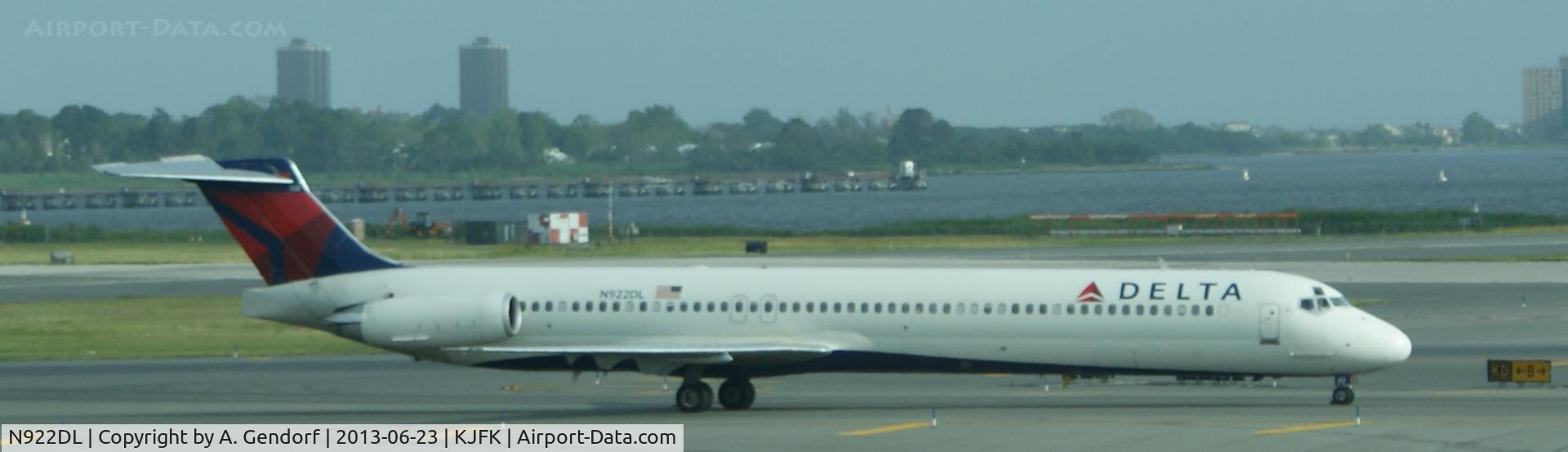 N922DL, 1988 McDonnell Douglas MD-88 C/N 49646, Delta, seen here taxiing at New York JFK(KJFK)
