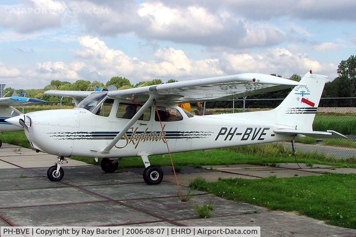 PH-BVE, Cessna 172R C/N 17280188, Cessna 172R Skyhawk [172-80188] Rotterdam~PH 07/08/2006. This was written off in 2007.