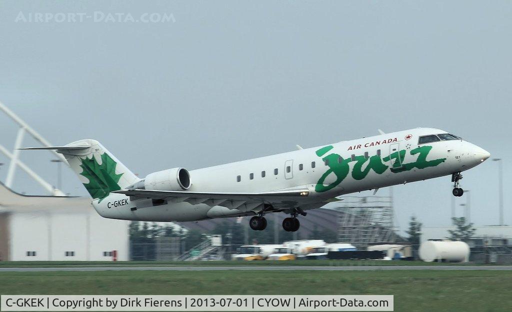 C-GKEK, 1998 Canadair CRJ-200ER (CL-600-2B19) C/N 7270, Leaving Ottawa for Boston from rwy 7
