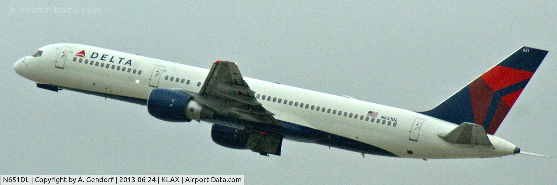 N651DL, 1989 Boeing 757-232 C/N 24391, Delta, is departing from Los Angeles Int´l(KLAX)