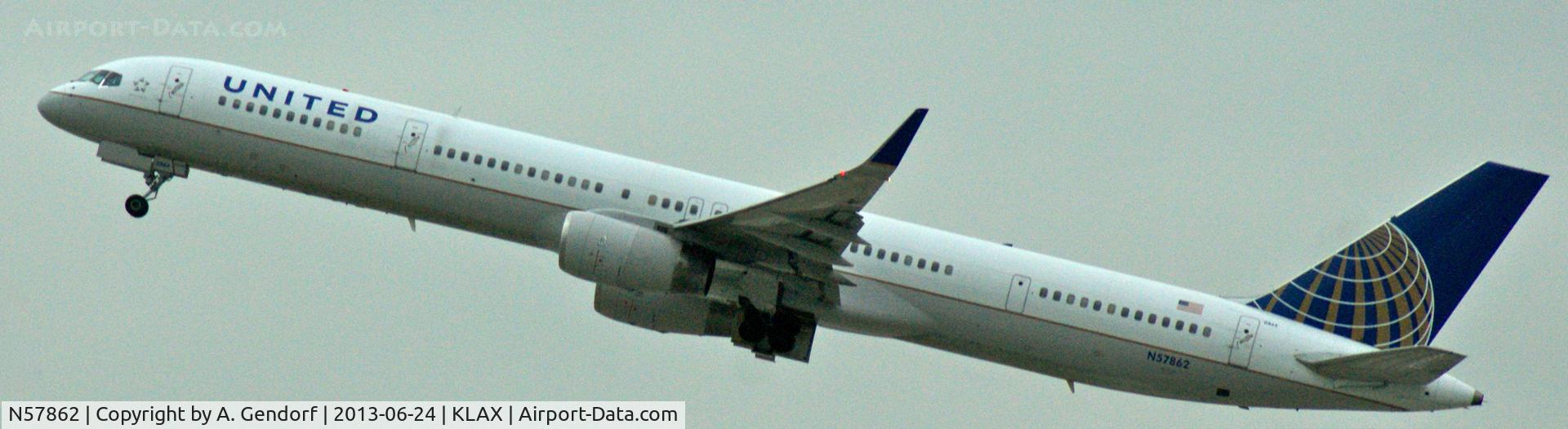 N57862, 2001 Boeing 757-33N C/N 32586, United, seen here departing from RWY 25R at Los Angeles Int´l (KLAX)