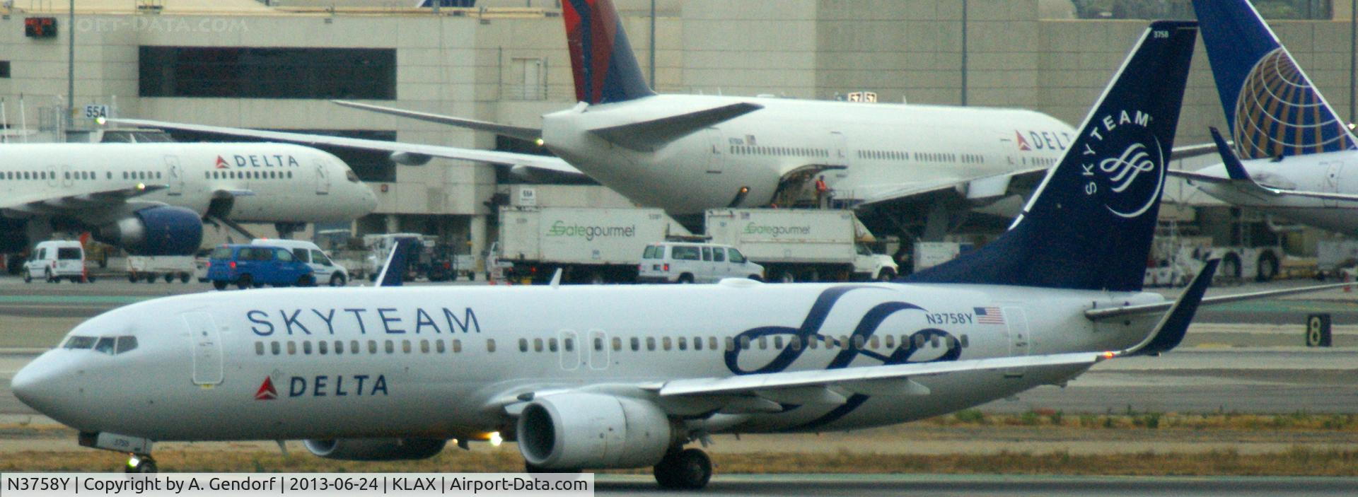 N3758Y, 2001 Boeing 737-832 C/N 30814, Delta (Skyteam cs.), seen here shortly after landing on RWY 25L at Los Angeles Int´l(KLAX)