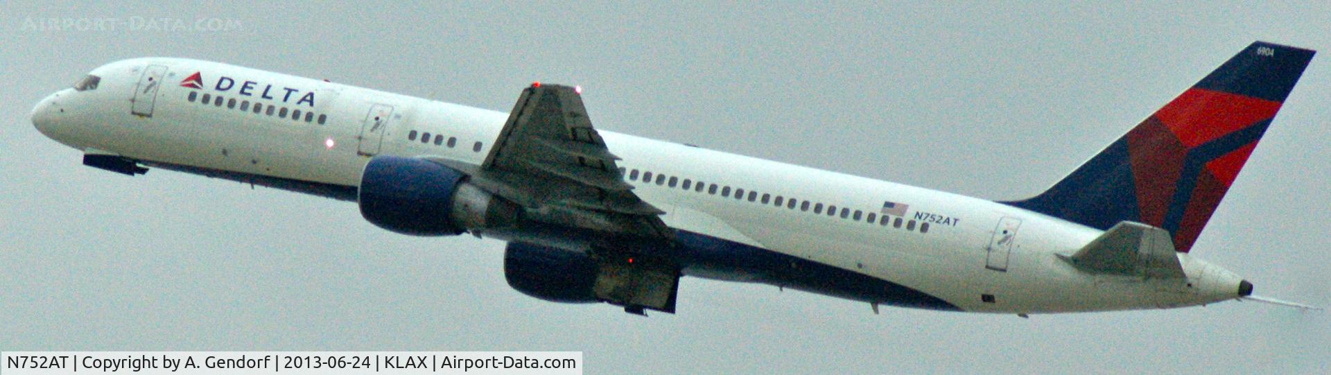 N752AT, 1984 Boeing 757-212 C/N 23128, Delta, seen here departing from Los Angeles Int´l(KLAX)