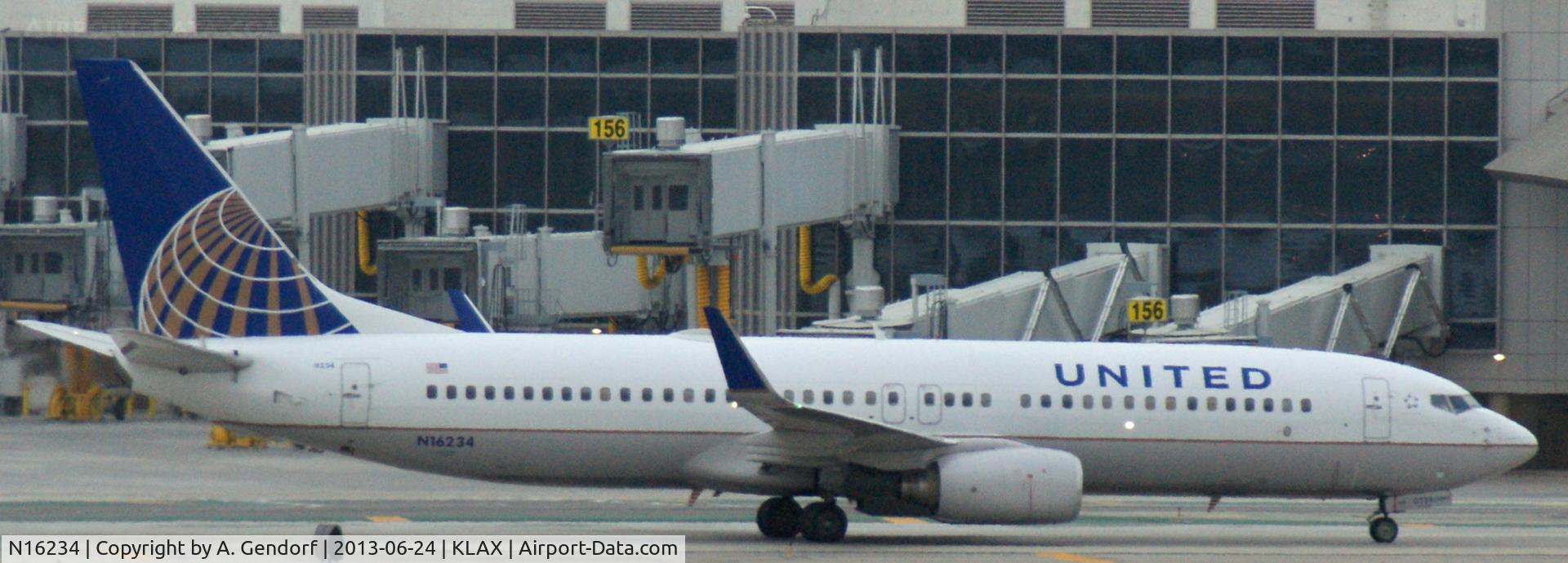 N16234, 1999 Boeing 737-824 C/N 28946, United, seen here at Los Angeles Int´l(KLAX)