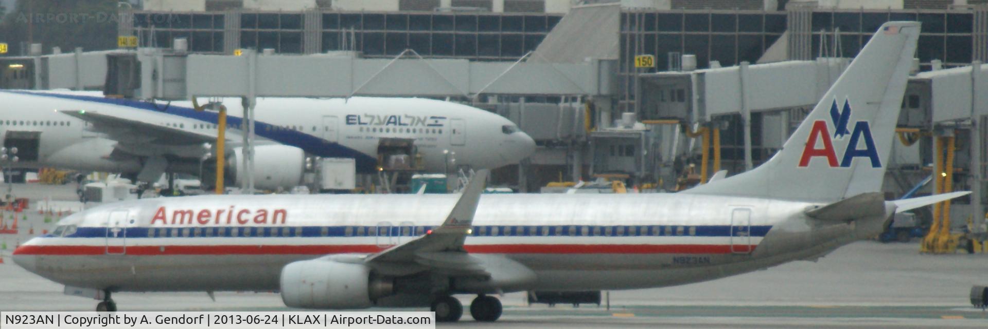 N923AN, 1999 Boeing 737-823 C/N 29524, American Airlines, seen here at Los Angeles Int´l(KLAX)