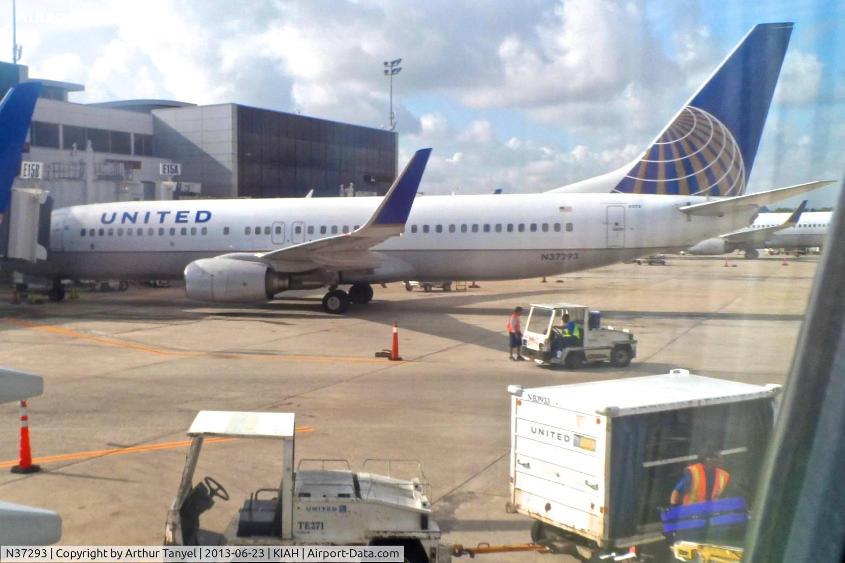 N37293, 2005 Boeing 737-824 C/N 33453, On tarmac @ IAH