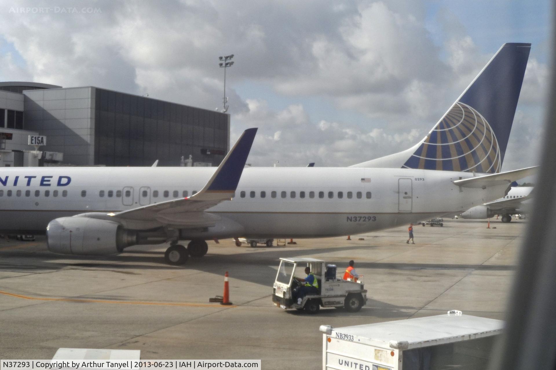 N37293, 2005 Boeing 737-824 C/N 33453, On gate @ George Bush International Airport