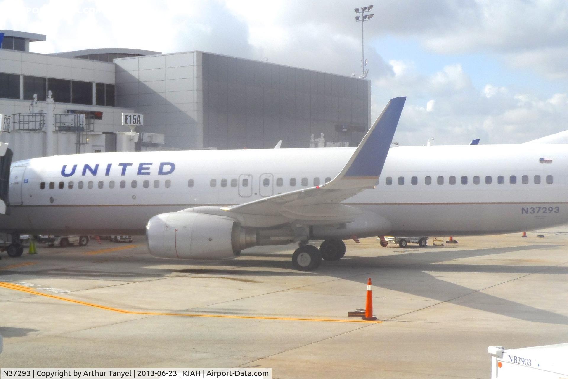 N37293, 2005 Boeing 737-824 C/N 33453, @ gate @ IAH