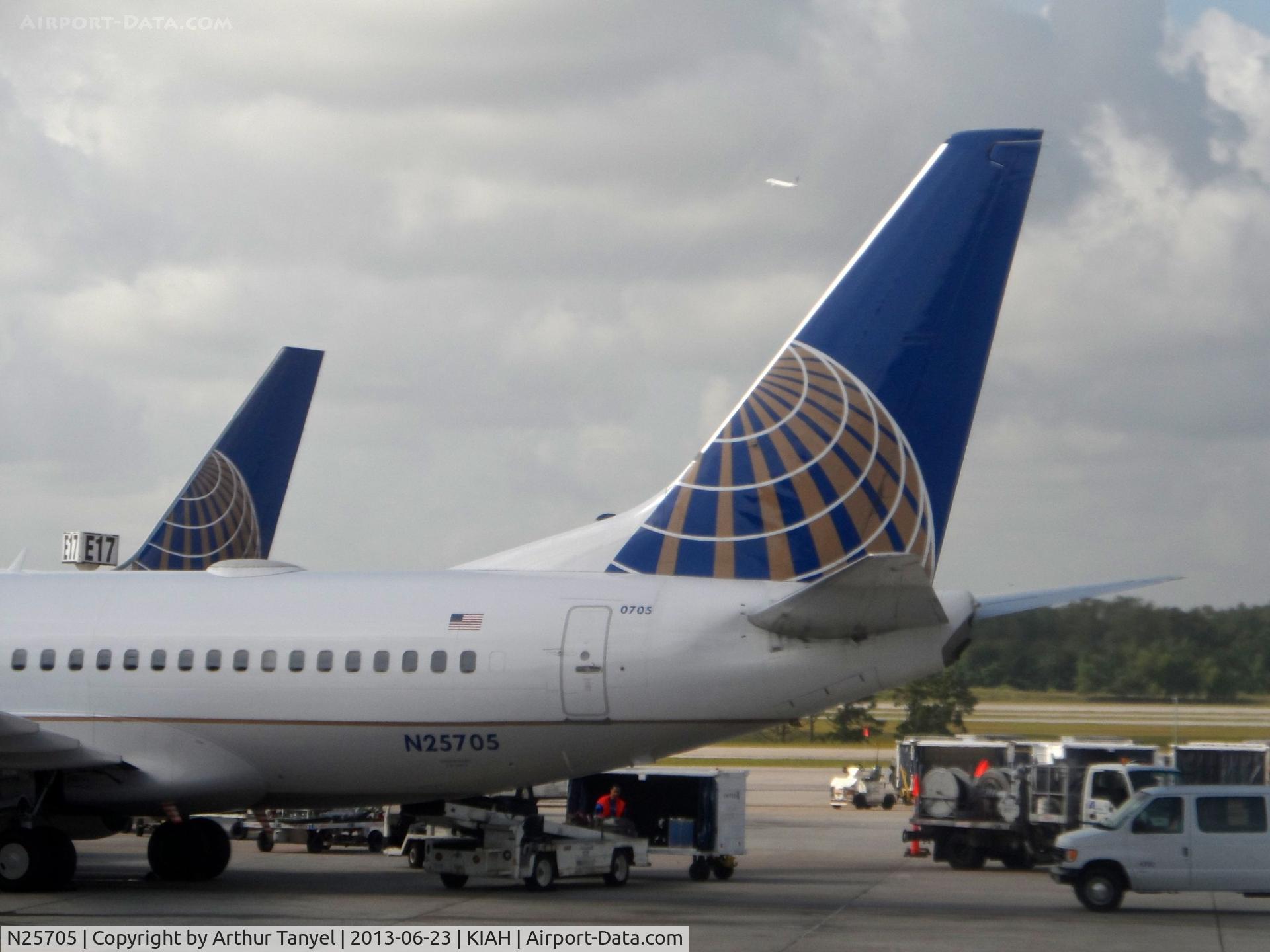N25705, 1998 Boeing 737-724 C/N 28766, @ gate @ IAH
