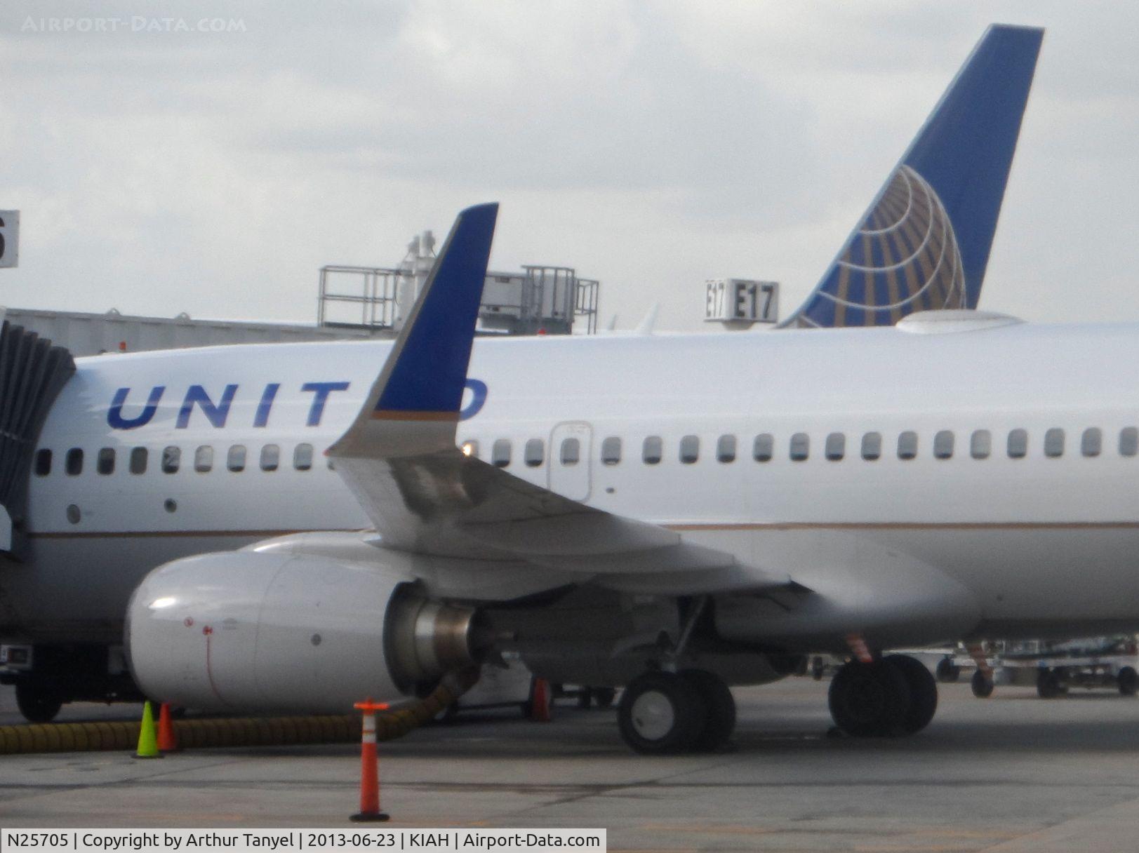 N25705, 1998 Boeing 737-724 C/N 28766, @ gate @IAH