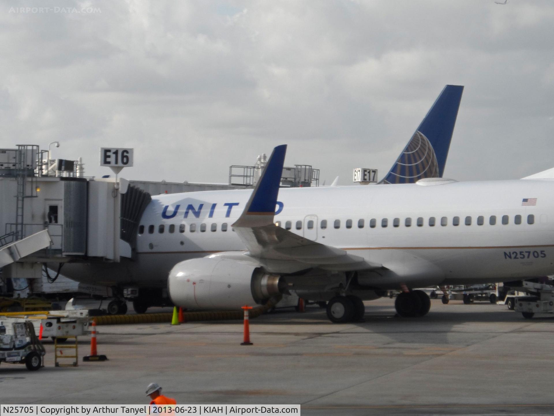 N25705, 1998 Boeing 737-724 C/N 28766, @ gate @ IAH
