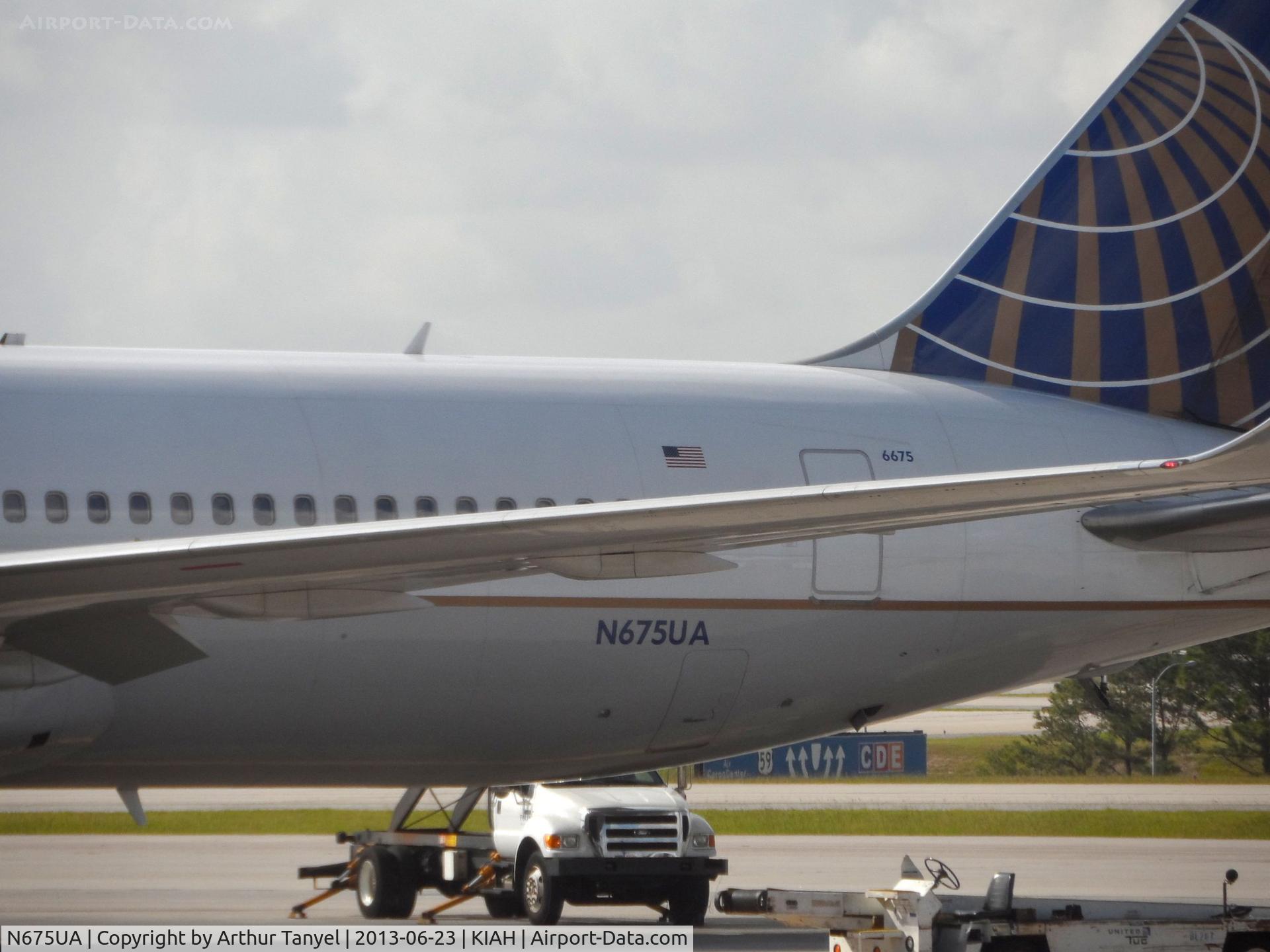 N675UA, 2000 Boeing 767-322 C/N 29243, @ gate @ IAH