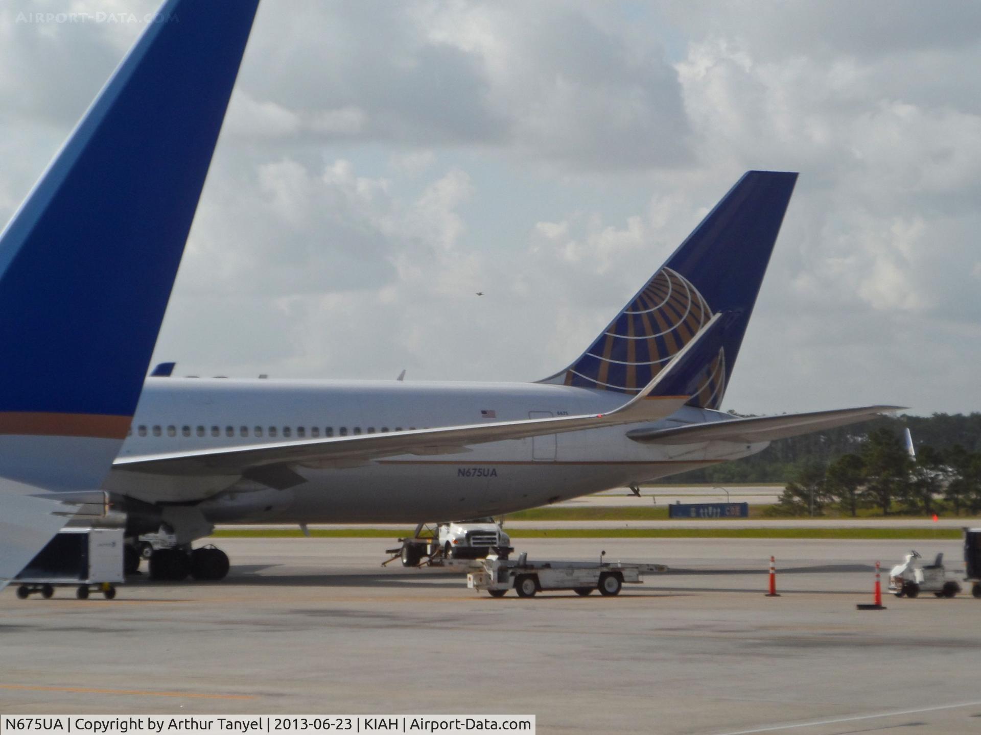 N675UA, 2000 Boeing 767-322 C/N 29243, @ gate @ IAH