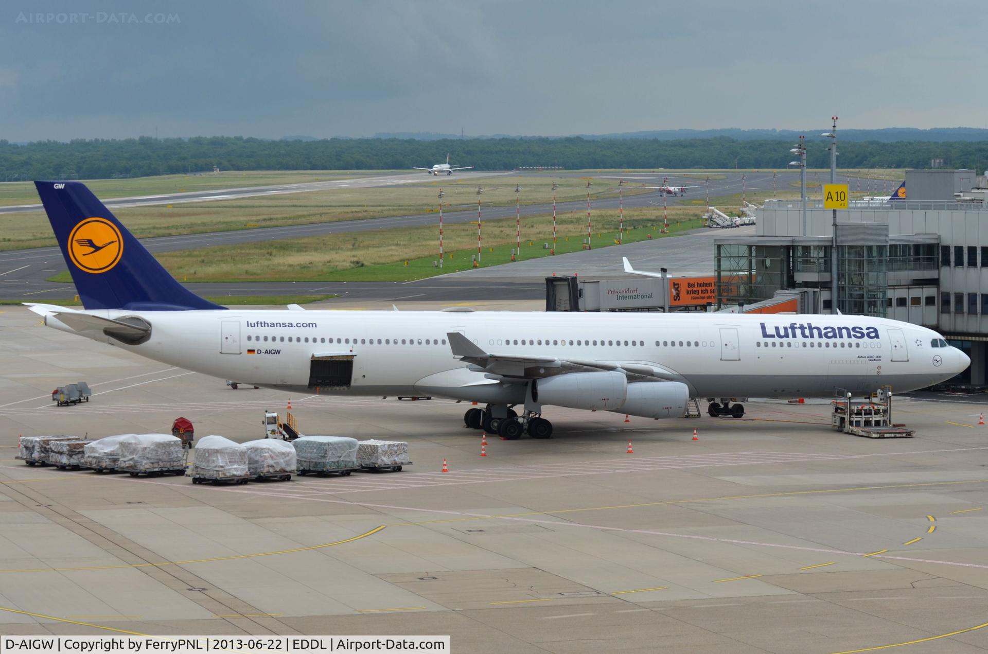D-AIGW, 2000 Airbus A340-313X C/N 327, Lufthansa A343 at its gate in DUS