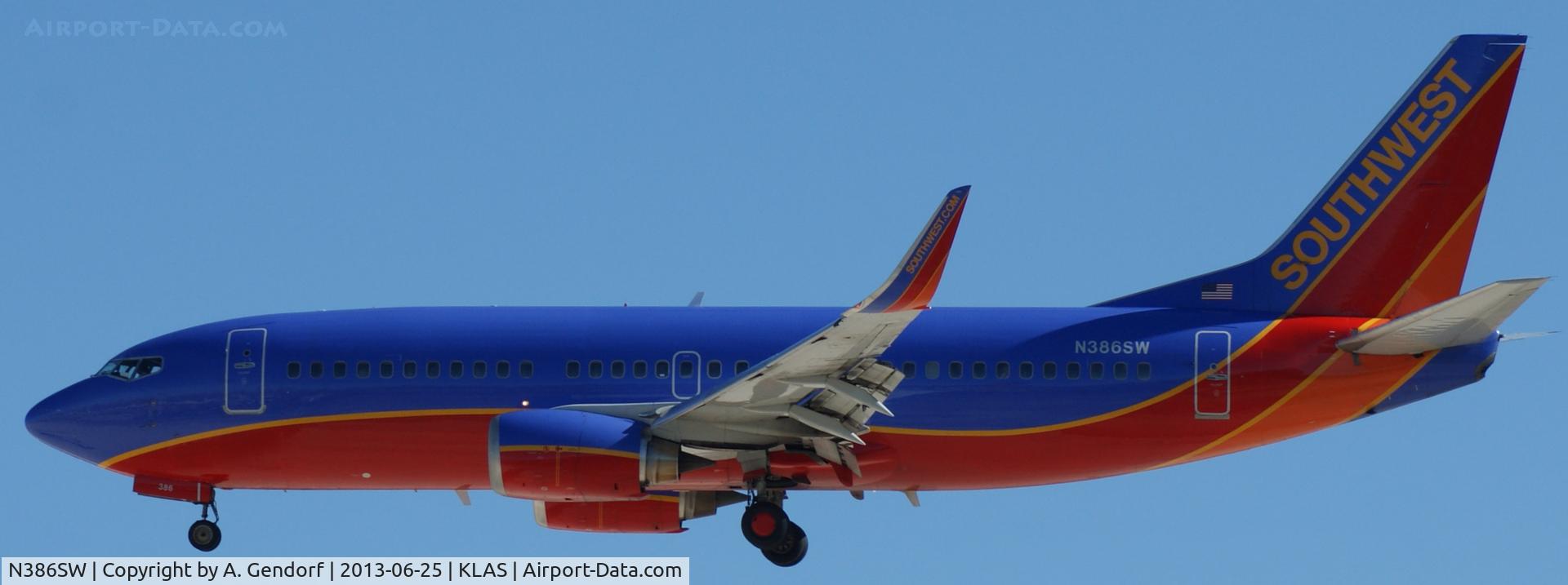 N386SW, 1994 Boeing 737-3H4 C/N 26601, Southwest Airlines, shortly before touchdown at Las Vegas Int´l(KLAS)