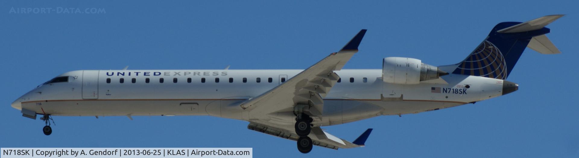 N718SK, 2004 Bombardier CRJ-701 (CL-600-2C10) Regional Jet C/N 10184, Sky West (United express cs.), is landing RWY 25L at Las Vegas Int´l(KLAS)