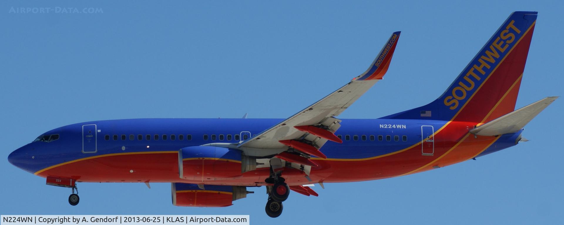 N224WN, 2005 Boeing 737-7H4 C/N 32493, Southwest Airlines, seen here on short finals at Las Vegas Int´l(KLAS)
